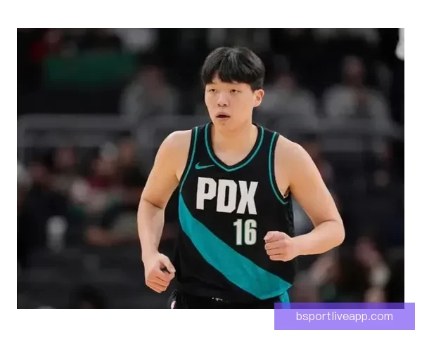 杨瀚森赛后与裁判工作人员握手并收回混音队比赛用球展现社交魅力